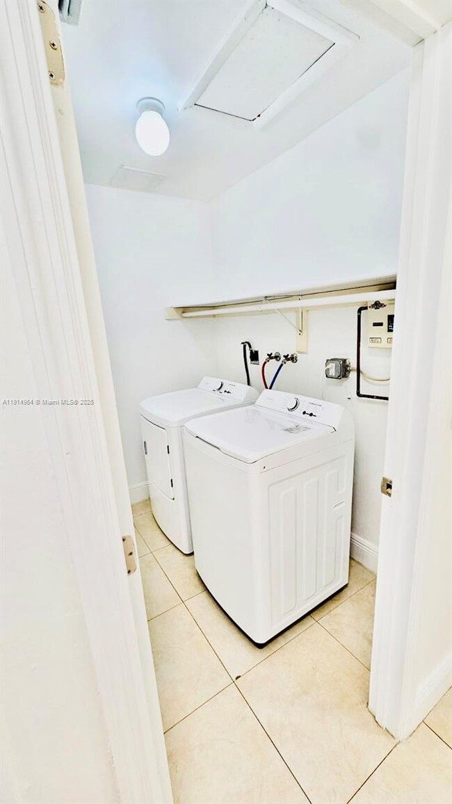 Building Photo - 3182 SW 25th Ter