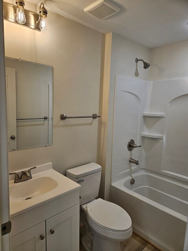 Building Photo - Like Brand New 3 Bedroom 2 Bath Home in Sandston!