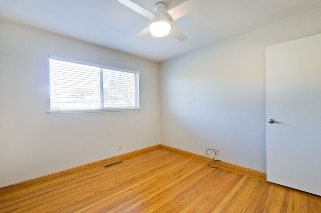 Building Photo - Hardwood Floors- Top Moreland SCH- SM Dogs Welcome- Close to Apple