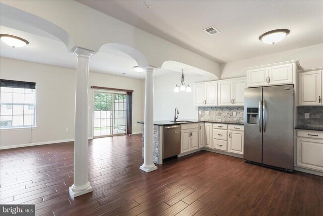 Building Photo - 20 Delano Dr