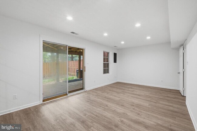 Building Photo - 46601 Carriage Ct