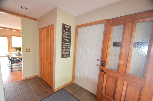 Building Photo - Extended Winter Rental!  Beautiful 3bed/2 ...