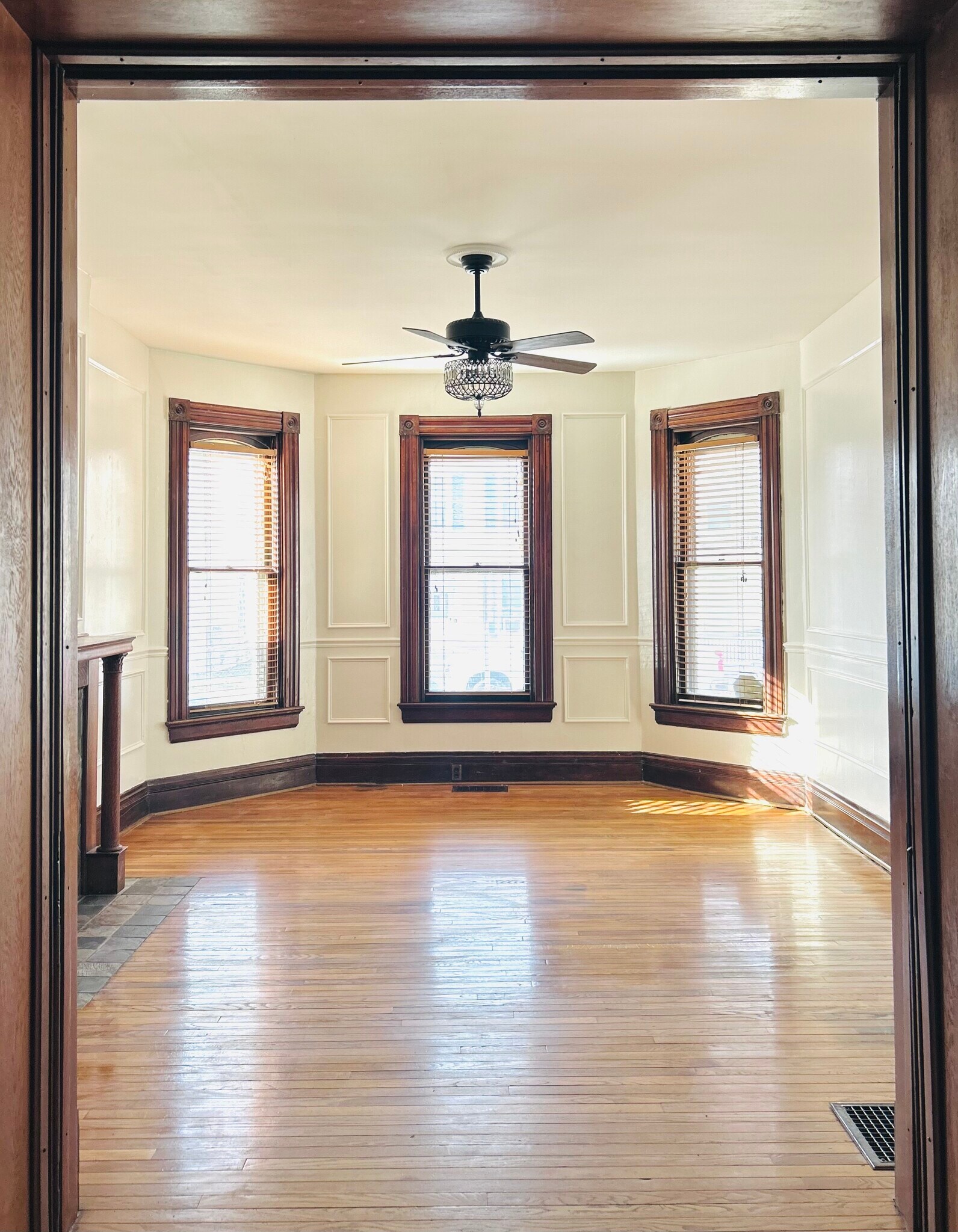 Building Photo - 306 N 6th St