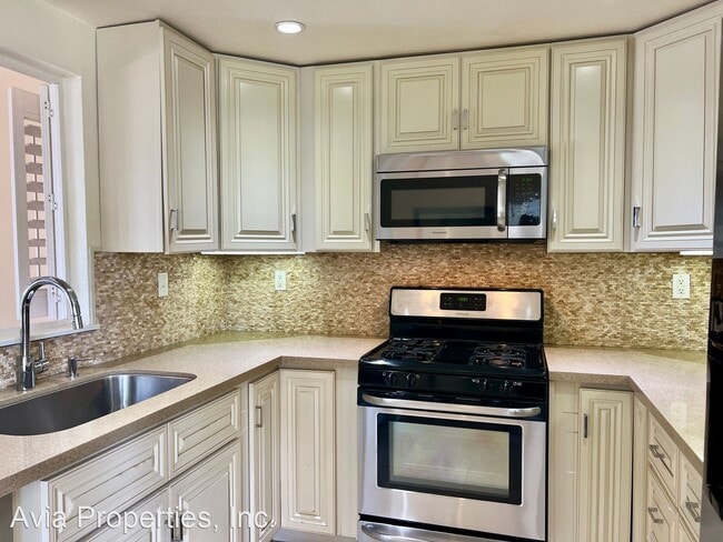Building Photo - 2 br, 2.5 bath House - 33 Crown Circle