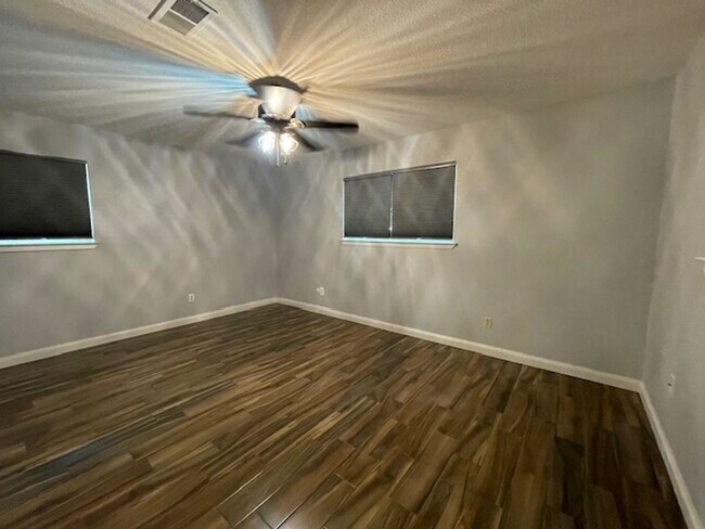 Building Photo - 220 Shady Lake Dr