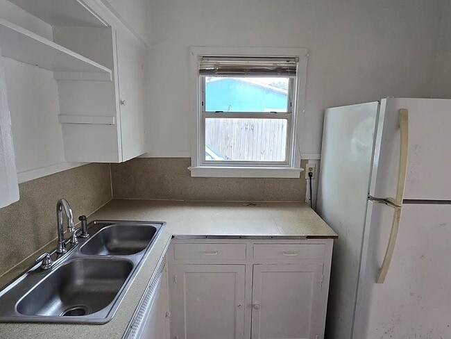 Building Photo - 215 Park St