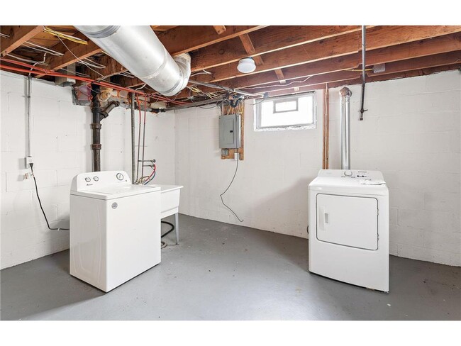 Building Photo - 1408 Lake St NE