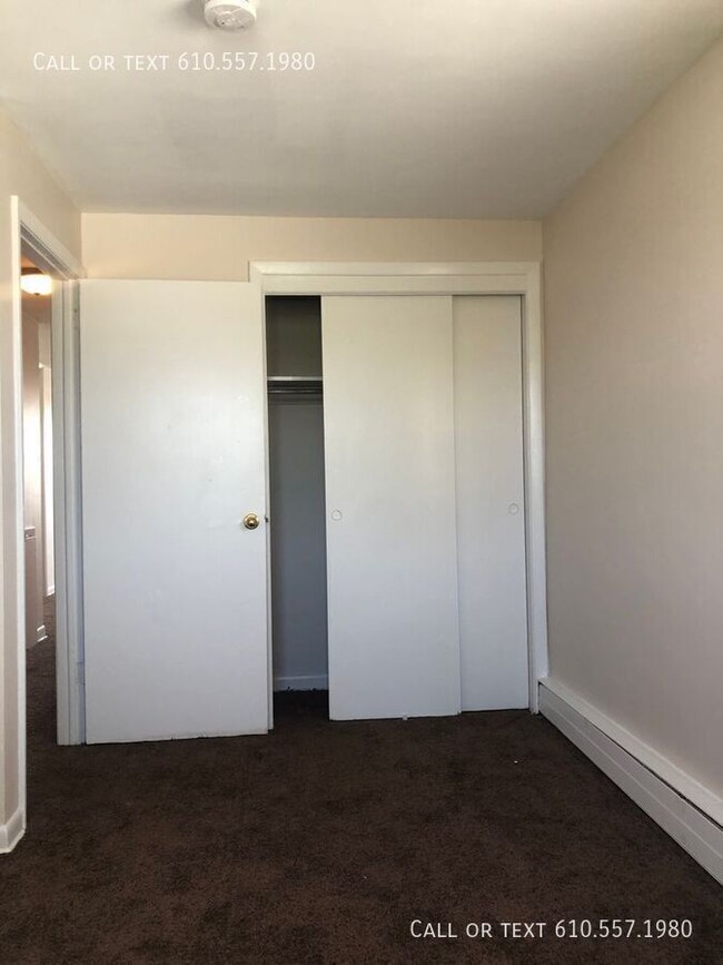 Building Photo - 2 Bedroom  1 Bath Apartment (THIRD  FLOOR)...