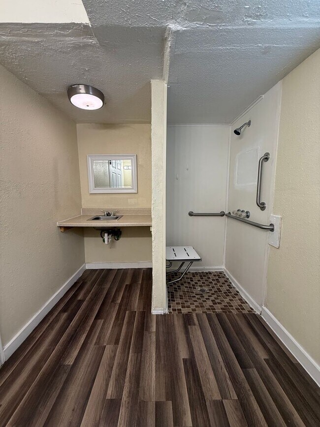 Building Photo - 1601 E Central Texas Expy