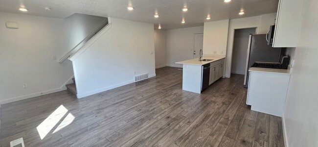 Building Photo - 3 Bed 2 Bath in Santaquin!!