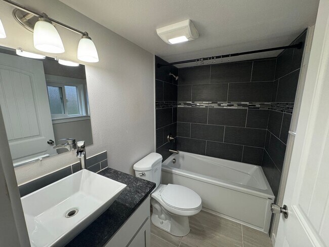 Building Photo - Jasmines Q