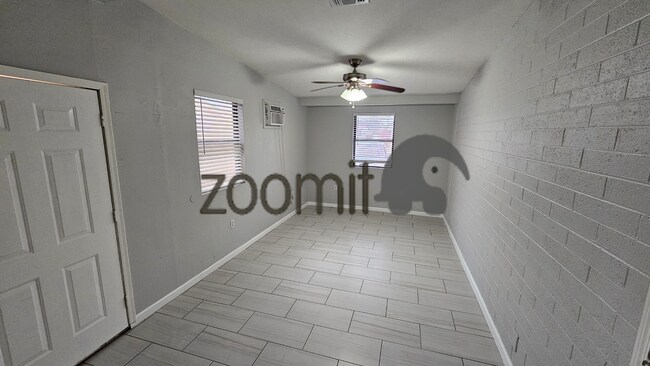 Building Photo - Wonderful home, convenient location