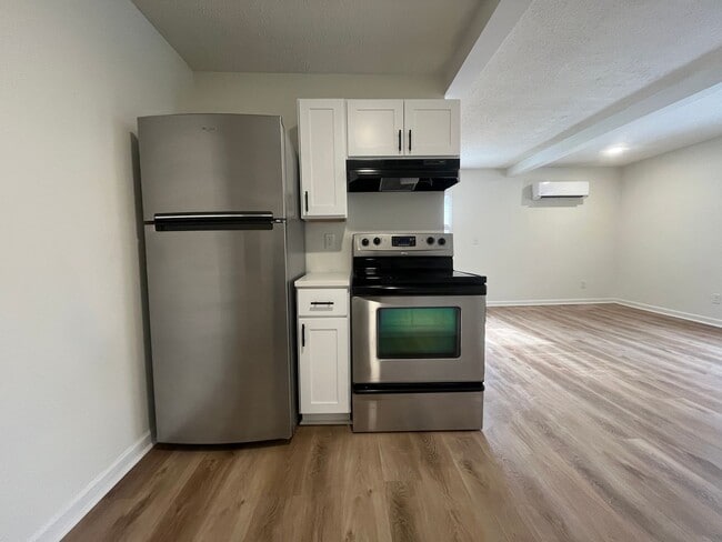 Building Photo - Newly Renovated Studio!