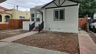 Building Photo - 1346 Redwood St