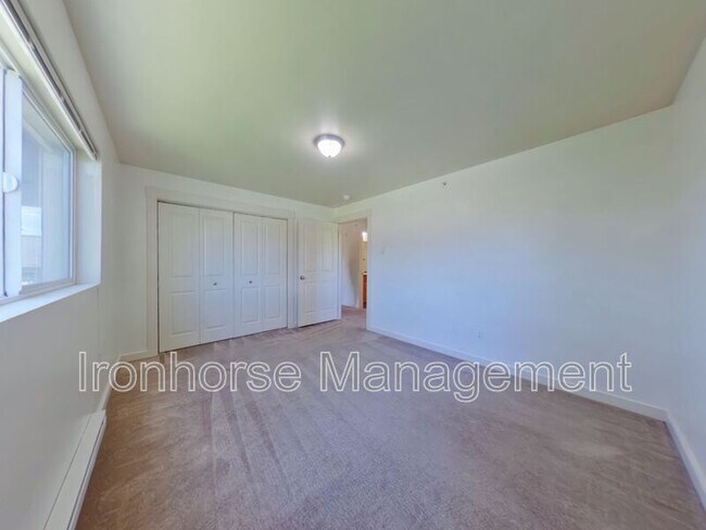 Building Photo - 807 W Villard St