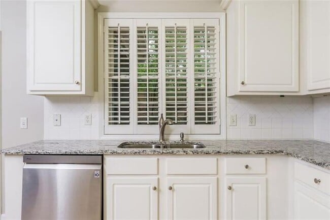 Building Photo - Alpharetta 4 bedroom home with large fenced in backyard