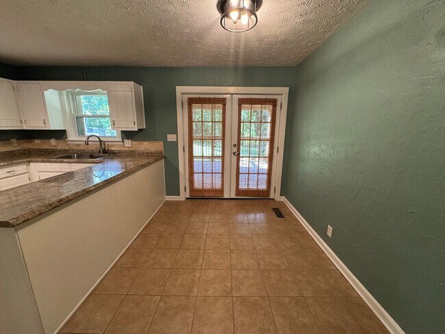 Building Photo - Spacious 3/2.5 House in Twickenham Estates...