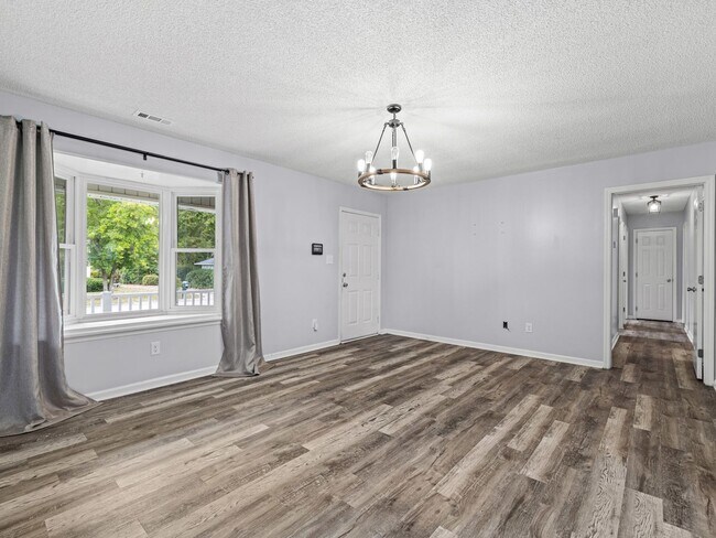 Building Photo - Charming 3 Bedroom Home!