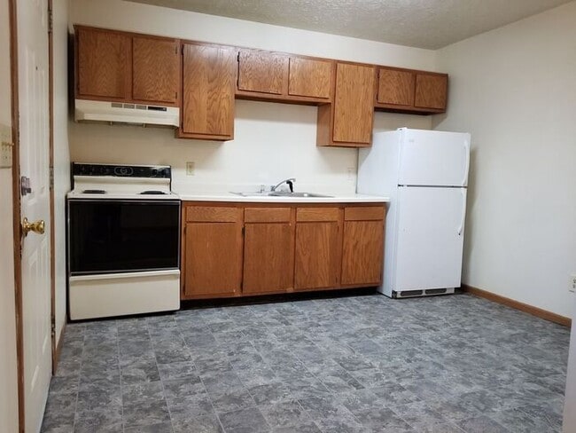 Building Photo - 2 Bedroom Upper Apartment-Tenant Pays Elec...