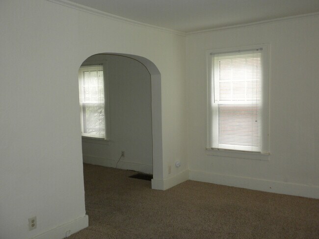 Building Photo - 2 Bedroom Home-Downtown