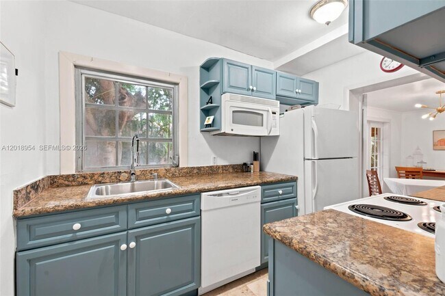 Building Photo - 404 Viscaya Ave