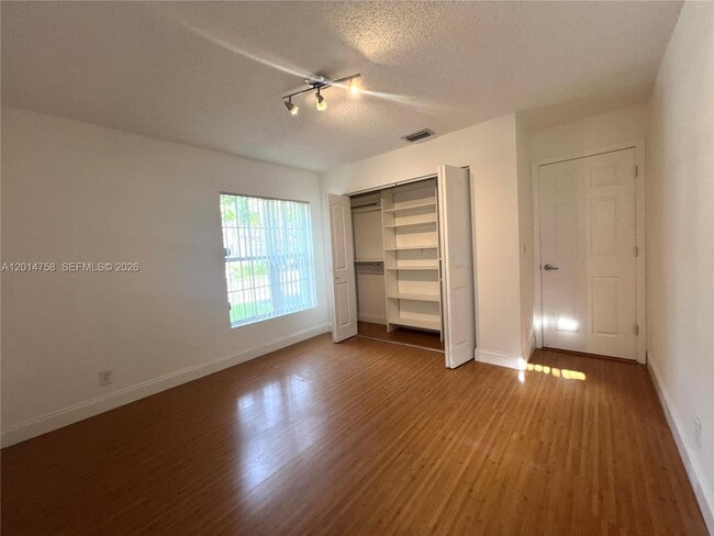 Building Photo - 465 Somerset Way