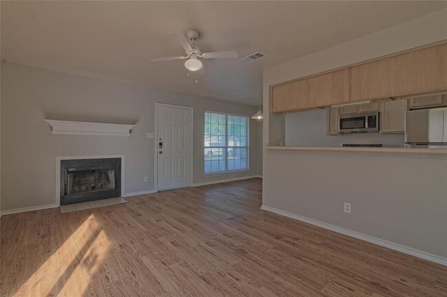 Building Photo - 2211 Creekside Ln