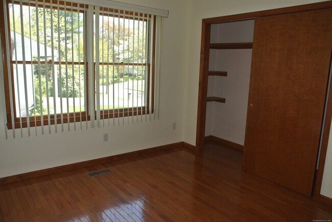 Building Photo - 302 Westwood Rd
