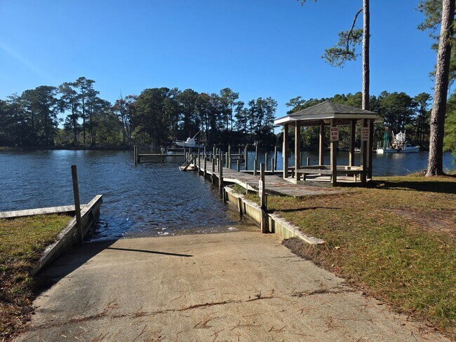 Building Photo - Beautiful 3 bedroom, 2 bath house with one car garage, located on Jonaquins Creek.