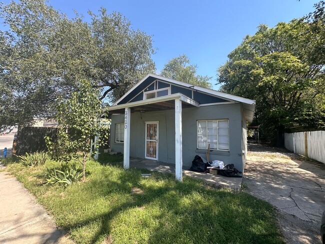 Building Photo - $795 - 3 bedroom/ 1.5 bathroom - Single Fa...