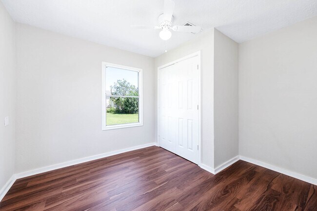 Building Photo - 2214 11th Ave N