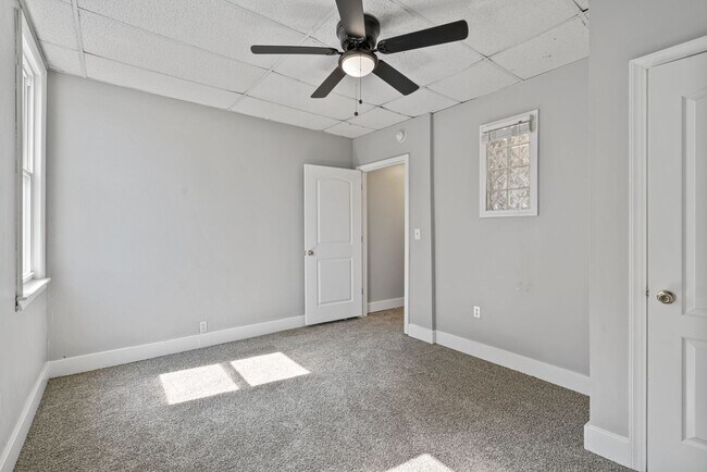 Building Photo - 3 Bedroom House in Southside - Off Street Parking and Central Air