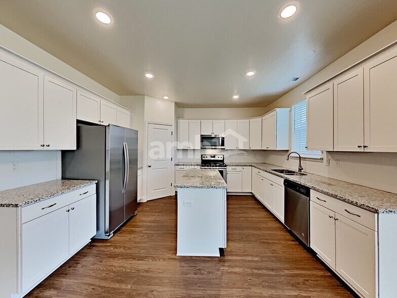 Building Photo - 819 Grover Ct