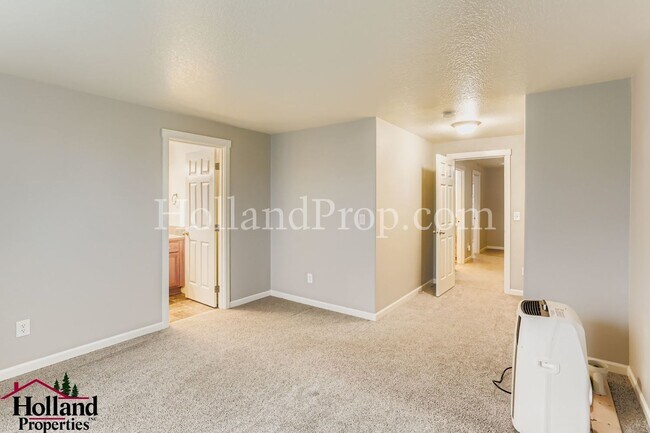 Building Photo - Charming Two-Level Home in Great Hillsboro Location!