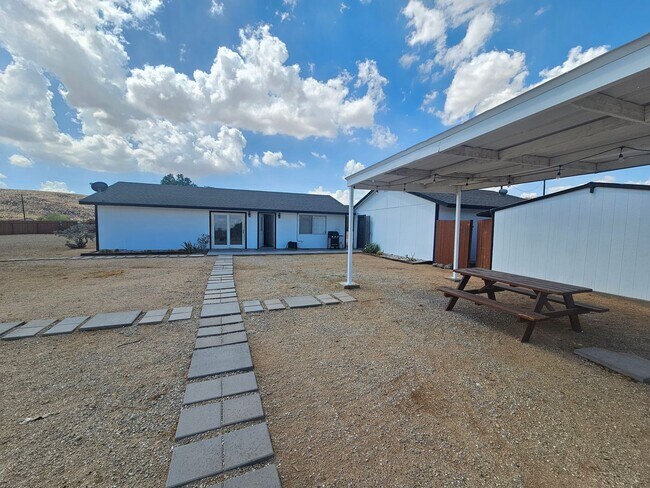 Building Photo - 2 bed 1 bath home + bonus room near Joshua...
