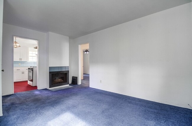 Building Photo - Price drop! Cozy Home Between Mission Beac...