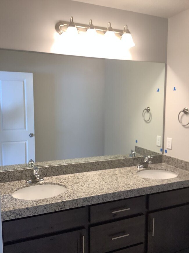 Building Photo - FREE RENT FIRST MONTH - Townhome in Prime ...