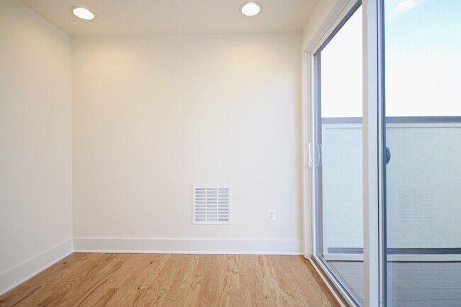 Building Photo - Pet-Friendly Old Trail Townhome With Rooftop Terrace