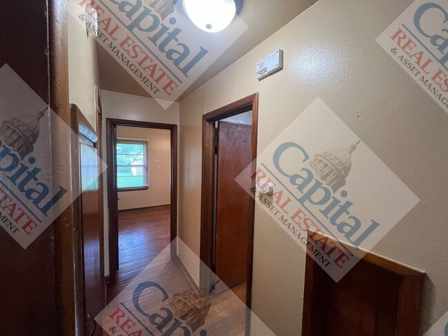 Building Photo - Charming 3 Bedroom