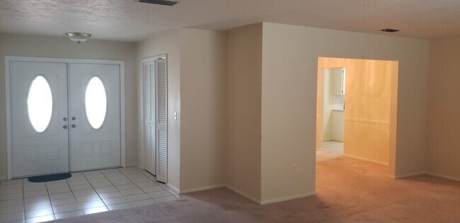 Building Photo - Gulf Gate Beauty