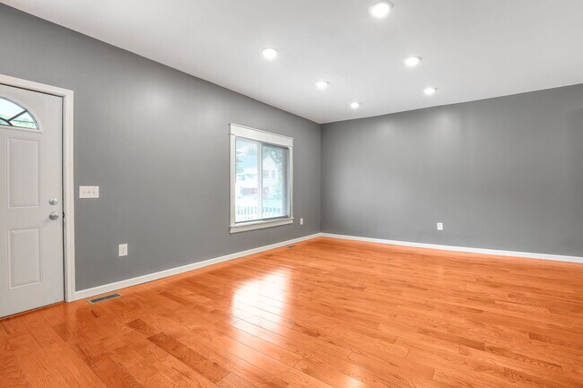 Building Photo - 1342 E Fulton St