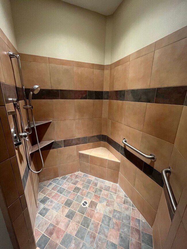 Building Photo - Spacious 3 Bed/3.5 Bath Home with Two Prim...