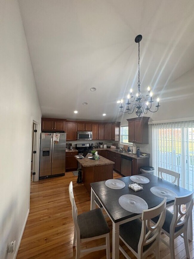 Building Photo - Duplex for Rent in Washington IL - 2 bedrooms/2baths