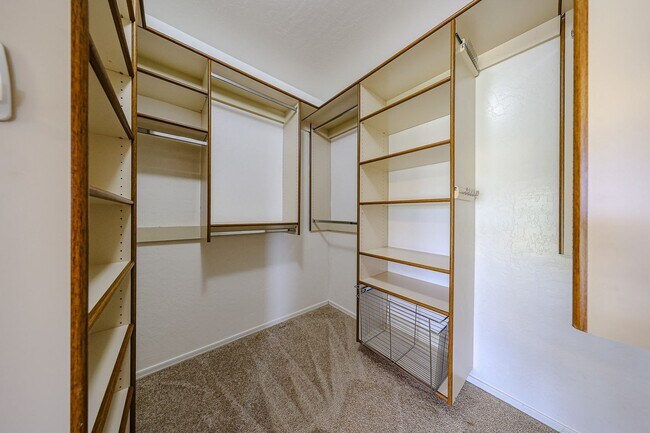 Building Photo - Stunning 3 bedroom, 2.5 bathroom Gold Cour...