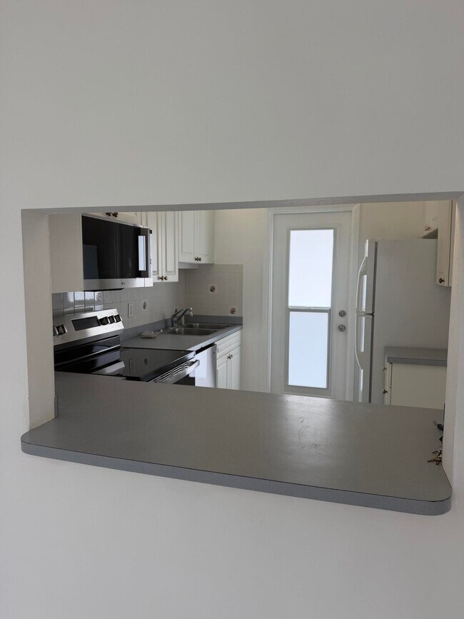 Building Photo - 1100 Pine Dr