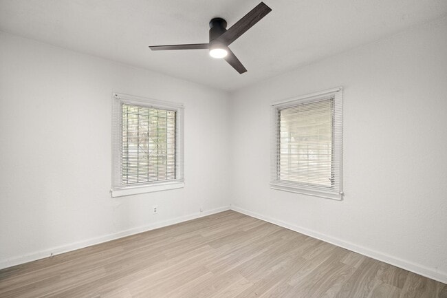 Building Photo - Historic Hyde Park Gem: Fully Renovated 2-...