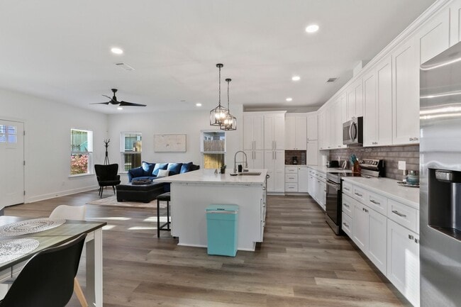 Building Photo - 415 Bedford Dr