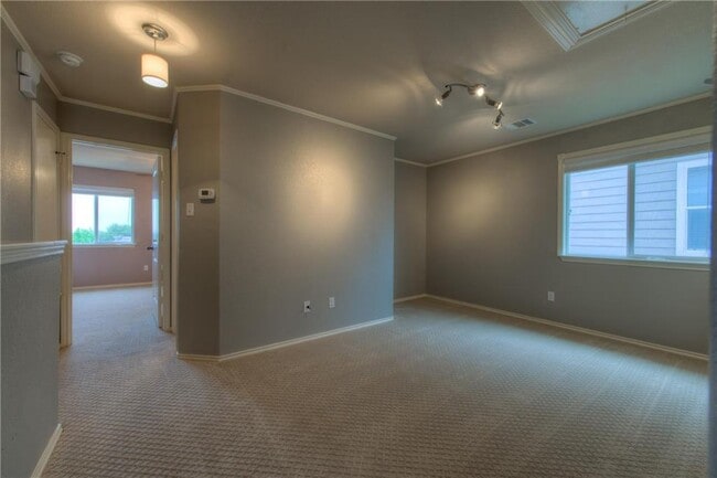 Building Photo - 712 Alamo Plaza Dr