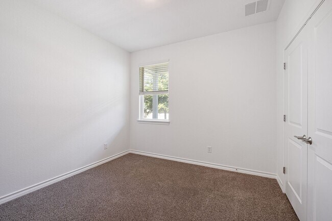 Building Photo - Homey 4 Bedroom, 2 Bath, 1-Story Home in H...