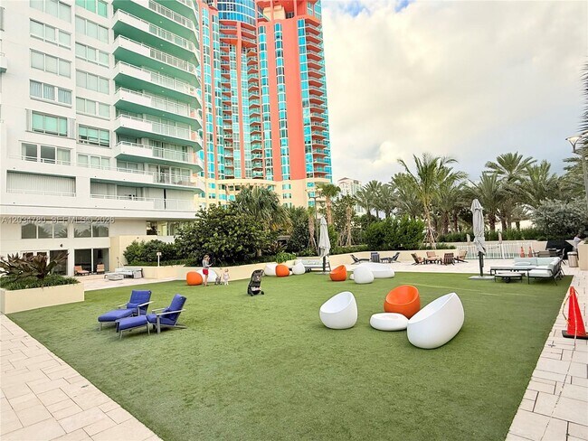 Building Photo - 300 South Pointe Dr